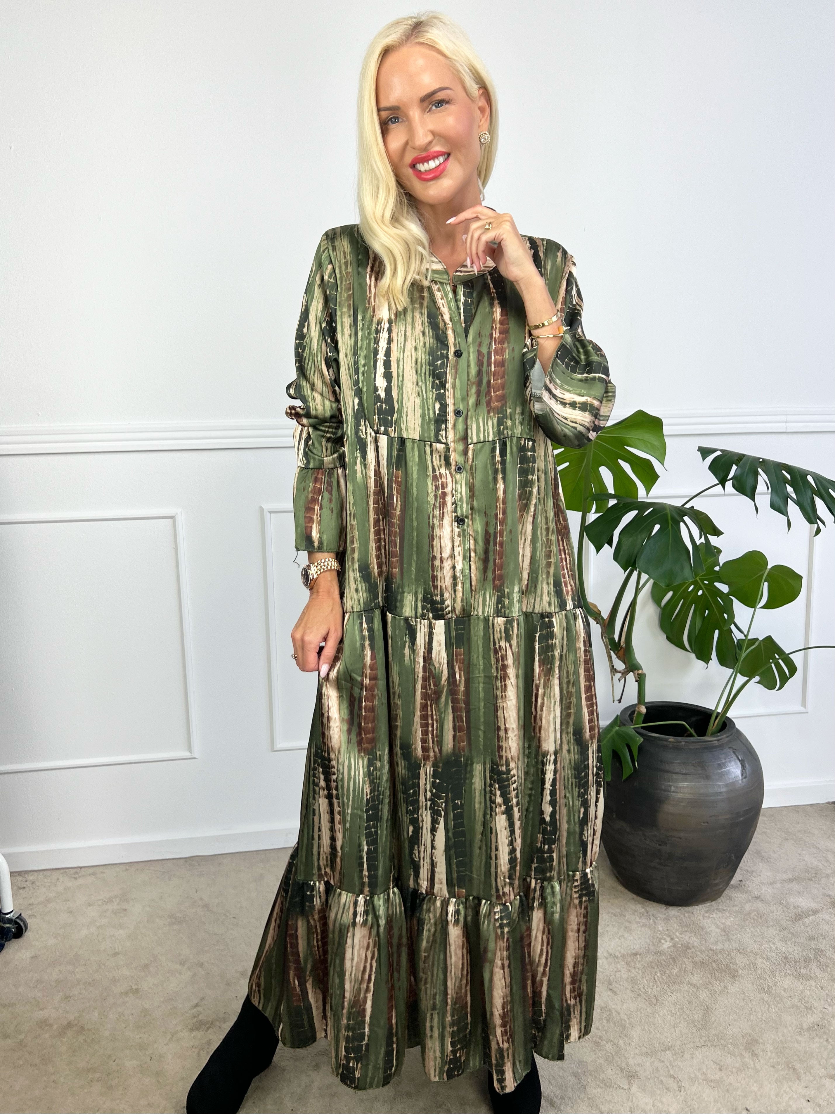 Flores - Lång mönstrad lager på lager klänning i silkelook